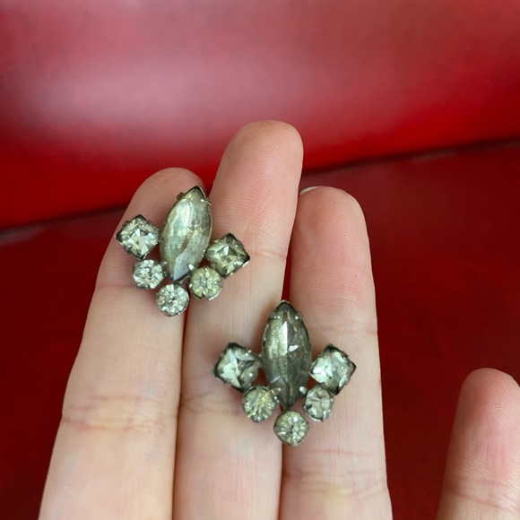 Vintage Art Deco Prong Set Rhinestone Screw Back Earrings w/ Large Center Stone - Picture 3 of 4